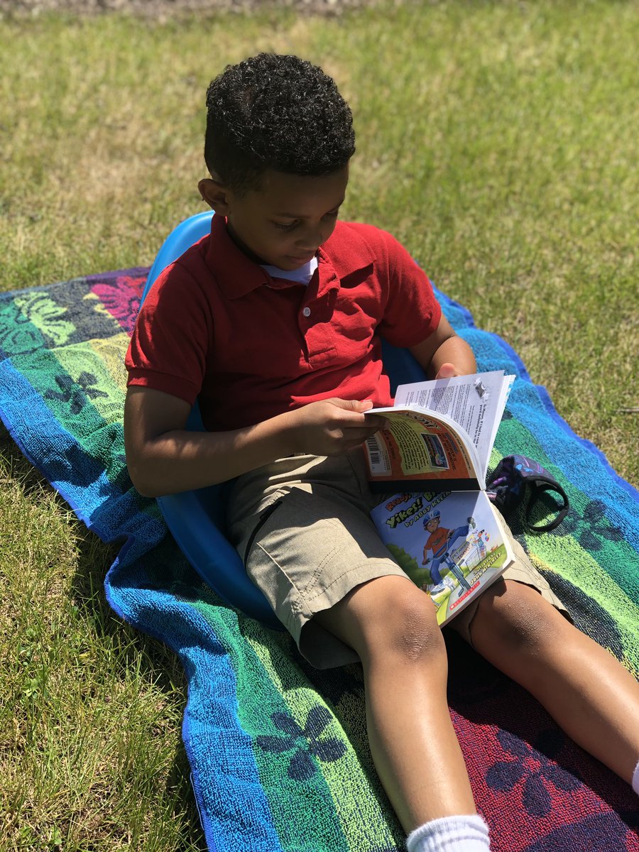 MrsWitmersClass's tweet photo. Reading 📖 outside on this gorgeous day! ☀️ #almosttheendoftheschoolyear @miltonhershey @MHPrincipals https://t.co/vSu4qmjMWD