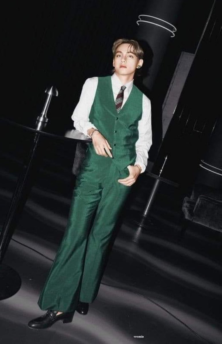 🫶🏼 TAEHYUNG @ JINNY'S KITCHEN 🫶🏼 on Twitter: @thetaeprint Owww! You  mean this green suit guy? I become an ARMY bcoz of this green suit guy. His  real name is Kim Taehyung