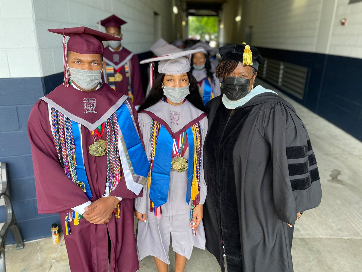 DrLisaHerring's tweet photo. Thank you for sharing a moment with me #Panthers! I am so deeply proud of you @APSCarverEC and @carverpbsa Class of 2021! Congratulations! #APSGrad2021 https://t.co/aeiBjVcJ4Z