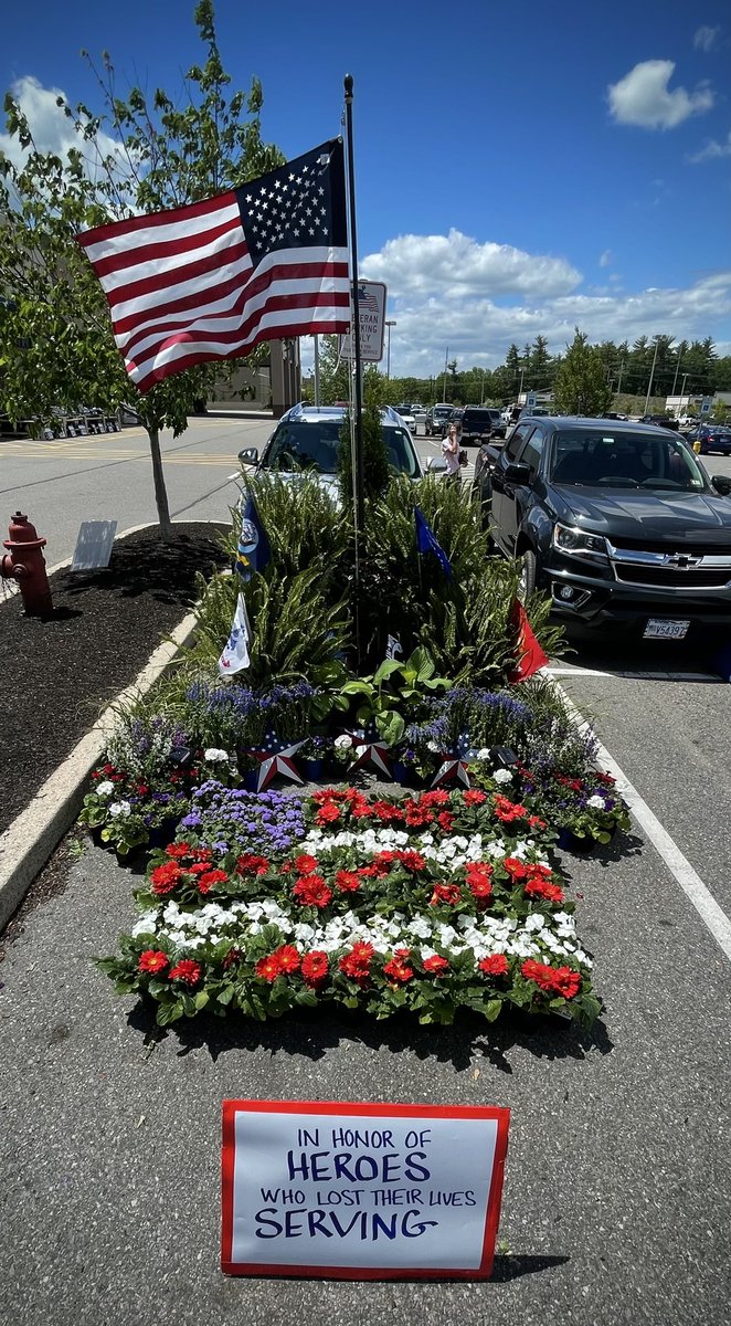 Lowes2449's tweet photo. This weekend, between the beach and the barbecue, don’t forget to honor the heroes who never came home 🇺🇸 #heroes #MemorialDay2021 #thankyou  @JoeMcFarland_ https://t.co/ee5l2ETQyS