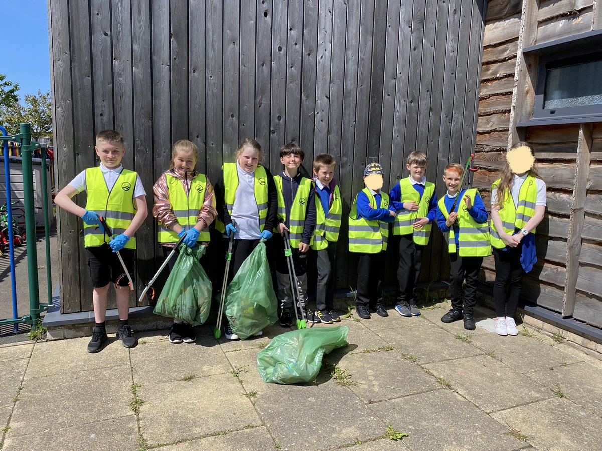 CastleparkPS's tweet photo. Group 2 of our P6 lunchtime litter pickers, and another super job clearing up lots of wee bits of rubbish caught in the bushes etc. 🧤♻️🚯 @IrvineBeach #IrvineCleanUpCrew @EcoSchoolsScot #LitterPicking https://t.co/OS1Lc2Dx0d