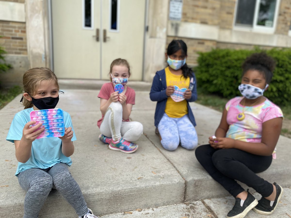 s_upes's tweet photo. Playtime + poppers= FUN! #UPES https://t.co/8gkba9vGJS