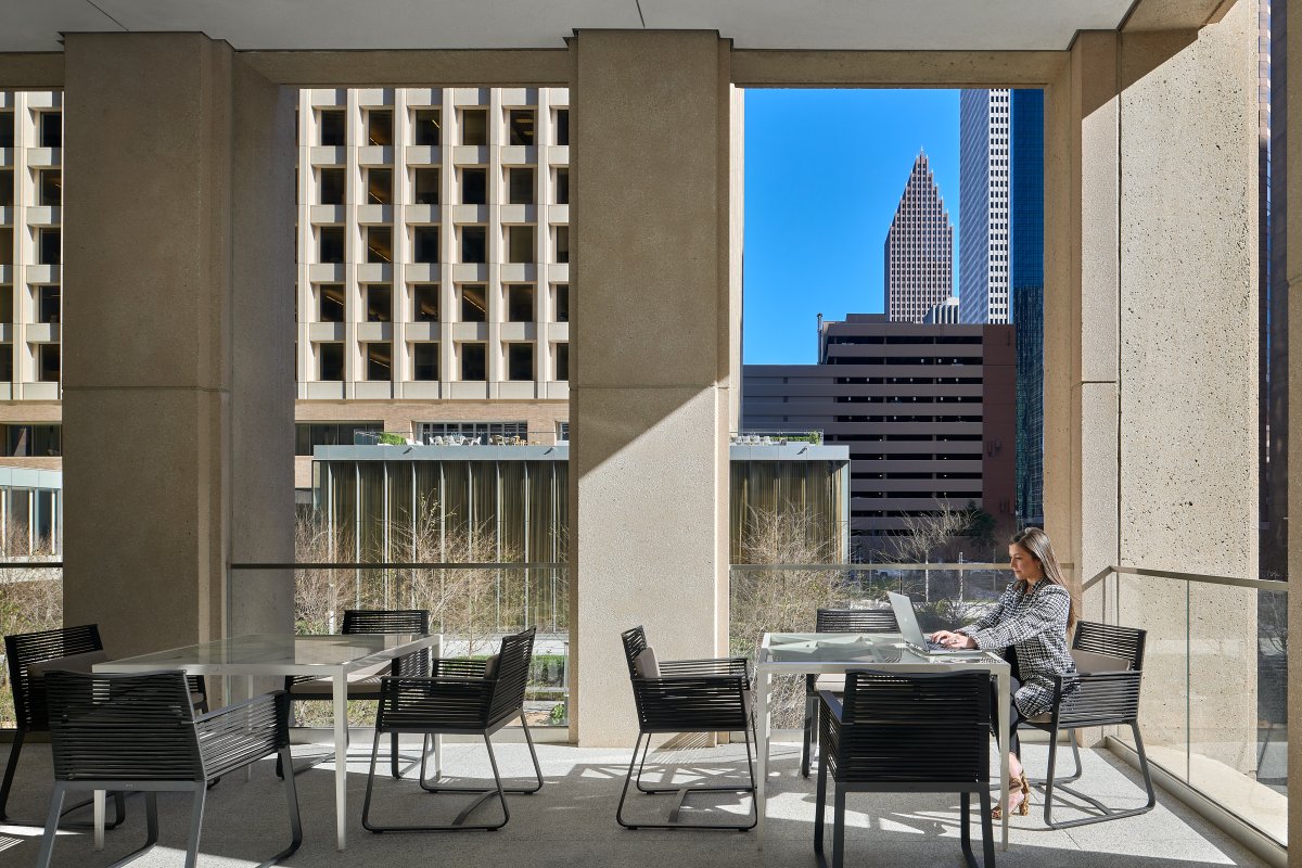 BrookPropHTX's tweet photo. Grab your morning coffee, laptop, and to-do list and head out to the second-floor outdoor terrace at Two Allen Center.
Enjoy the warm sun and knock out emails, while enjoying a beautiful view of The Acre.☀️💻
#AllenCenter #BrookfieldProperties #CommercialRealEstate #OfficeSpace https://t.co/nBY6uOZYzM