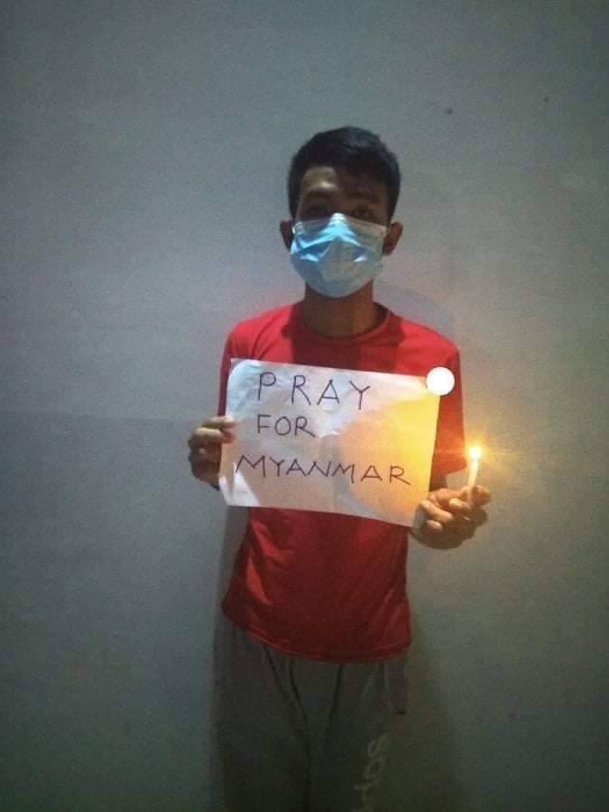 rachelsg4's tweet photo. In Yangon, Gen-Z held a night strike and prayed for Myanmar. #May27Coup #StopInternetRestrictions #WhatsHappeningInMyanmar https://t.co/7sdd4vr5Is