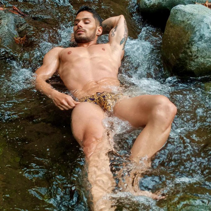 I'll lay in water with him all day ? #jockmen #thursdayvibes #ThirstyThursdays https://t.co/m6eVuigv