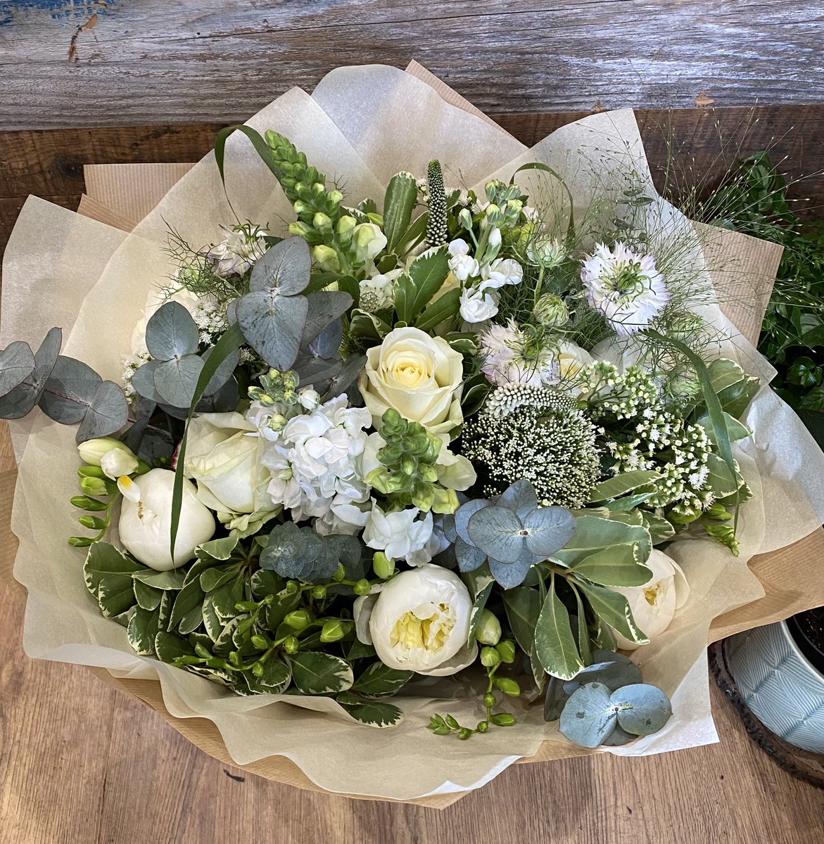 Gi-nor-mous gift bouquet in neutral shades of creams and whites: perfection! #whiteandgreenflowers #neutralflowers #elegantflowers #giftbouquets #flowersdelivered #verybluedoor #notallbouquetsarecreatedequal #floristheatonmoor #floriststockport #flowersheatonmoor #flowerssk4