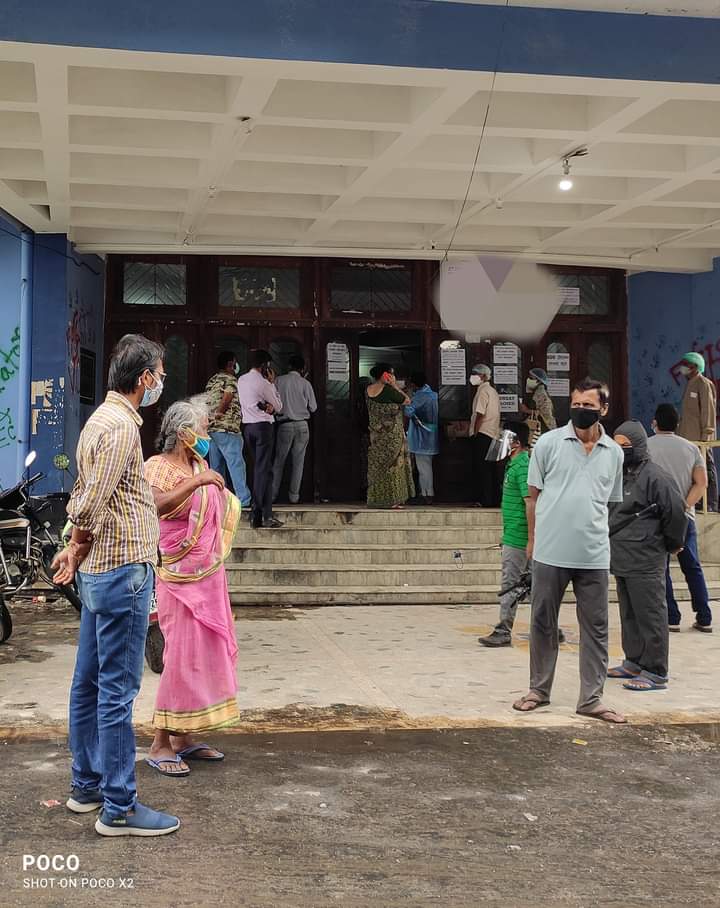 JayantaRoyJPG's tweet photo. The commitment of our volunteers to serve humanity in this hour of crisis is unparalleled. We salute their indomitable spirit and absolute resolve to be of service to the society. #BJP4Seva #IndiaFightsCOVID19 https://t.co/QWJj7I8OM9