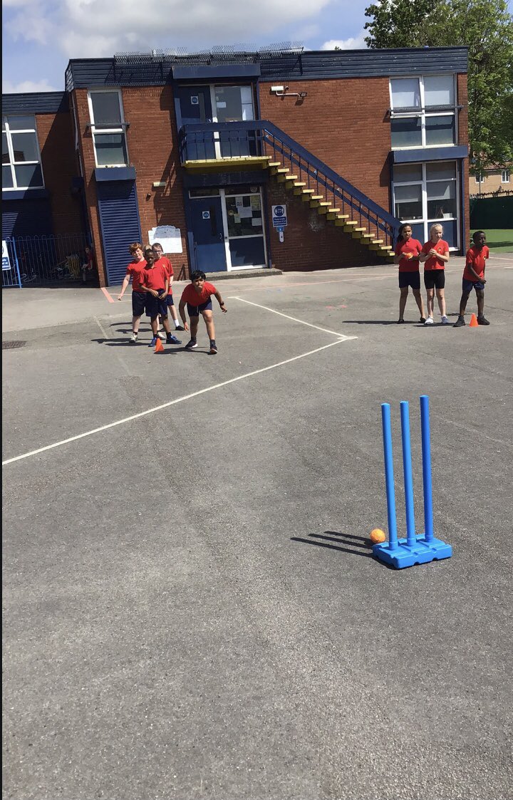 MrCorriganYear4's tweet photo. Super end to our Striking &amp; Fielding unit today (we even had the weather) ☀️🏏
Bowling, batting, throwing, catching and laughter!! @monksdownsport https://t.co/SqzkXt0SF3