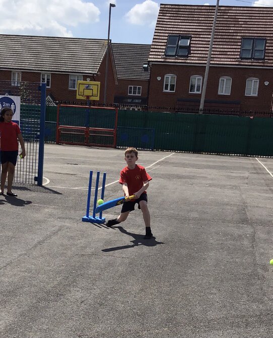 MrCorriganYear4's tweet photo. Super end to our Striking &amp; Fielding unit today (we even had the weather) ☀️🏏
Bowling, batting, throwing, catching and laughter!! @monksdownsport https://t.co/SqzkXt0SF3