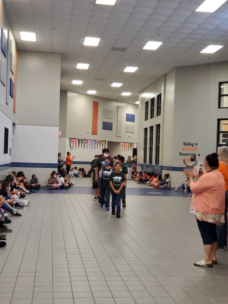 hydel_HRE's tweet photo. Celebrating our 5th graders as they walk through the halls of La Porte Elementary one last time. #bestkidsever #leopard4life @lpisd https://t.co/SDYKd5kPxe