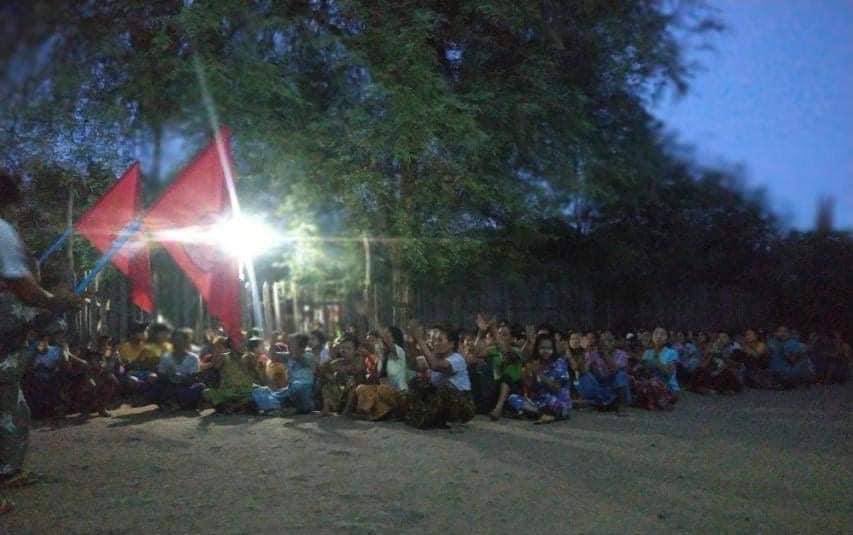 Locals in #Salingyi, Sagaing Region, continue their twilight strike into a night demonstration.
#May27Coup
#StopInternetRestrictions
#WhatsHappeningInMyanmar