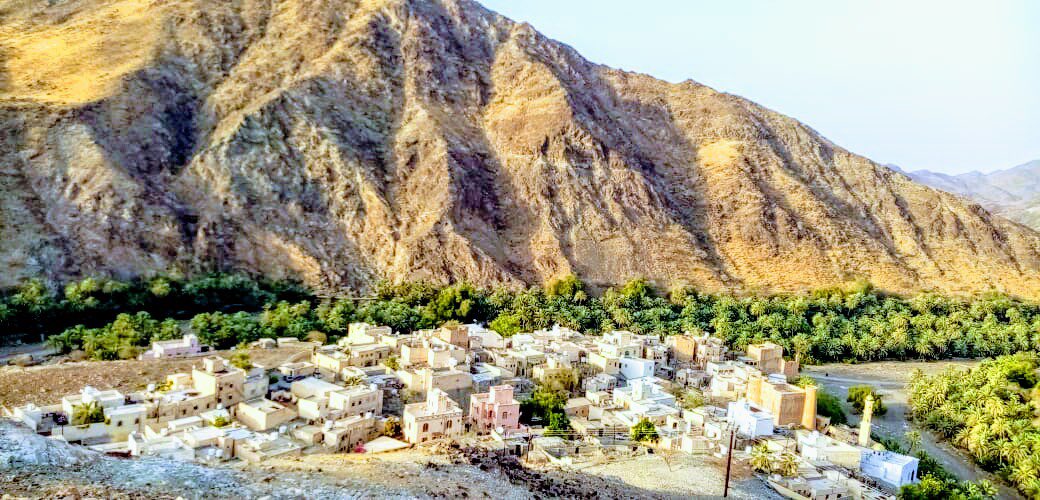 17Almamari's tweet photo. فؤادٌ يئنُّ .. ودمعٌ يراق
أَكانَ لِزامًا علينا الفراق؟ https://t.co/GNL6HEw4LW