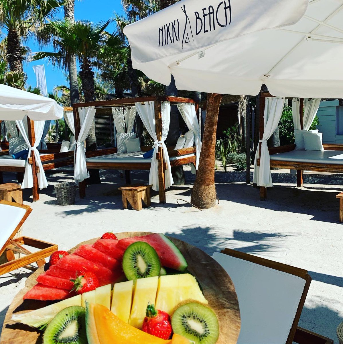 lolomars_13's tweet photo. Après le sport 🏄🏻‍♂️ le réconfort ☀️🏖🌴🍹 @NikkiBeachStTro @NikkiBeachWorld #NikkiBeach #NikkiBeachStTropez #LaBriz #NikkiBeachSaintTropez https://t.co/5FmrElxENa