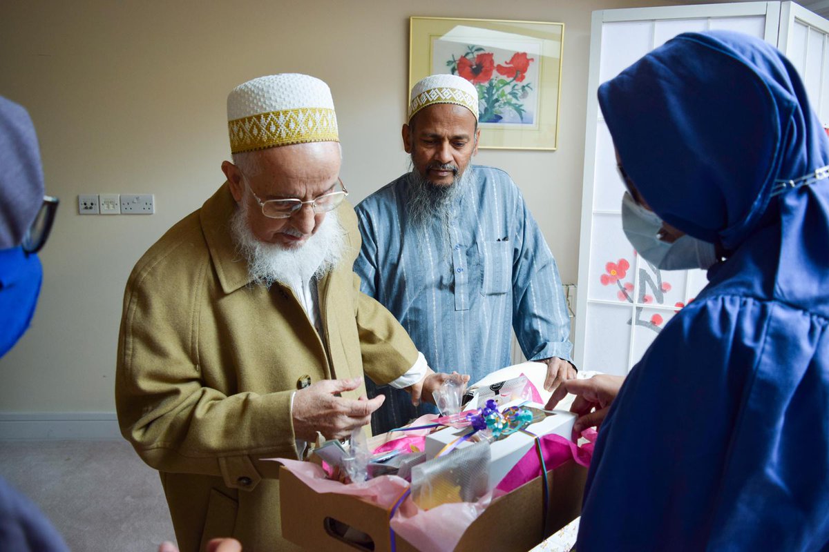 During #Ramadan2021, @Dawoodi_Bohras of #London - sold “Eid Treat boxes”, raising over £1,400 for @VarietyGB - who help less abled children living in poverty. Read more to learn about the skilled bakers and the important work of @VarietyGB: uk.thedawoodibohras.com/2021/05/26/lon…