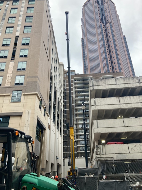 SuperiorRigging's tweet photo. Precise crane projects require Superior planning. Check out how we positioned our Grove GMK5250 to lift 3,000 lbs. of building materials up multiple stories for Capitol Materials. #MakingTheToughLookEasy #cranerental #SRE https://t.co/zvQfVZEl5k