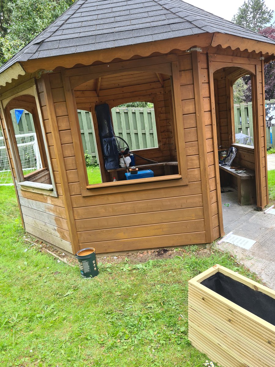 Little project on the go at Heathfield House to brighten up the garden 🛖🎨🌻🌼🌻🌼
Made some progress during todays gardening group. Thanks to our guys. 👏👏 Finished result to follow in next few weeks  <a href="/MuhassanKhan/">Muhammad Khan</a> <a href="/OT_Viki/">Victoria Andre</a> @fhoggard1 #RHSD #penninecare