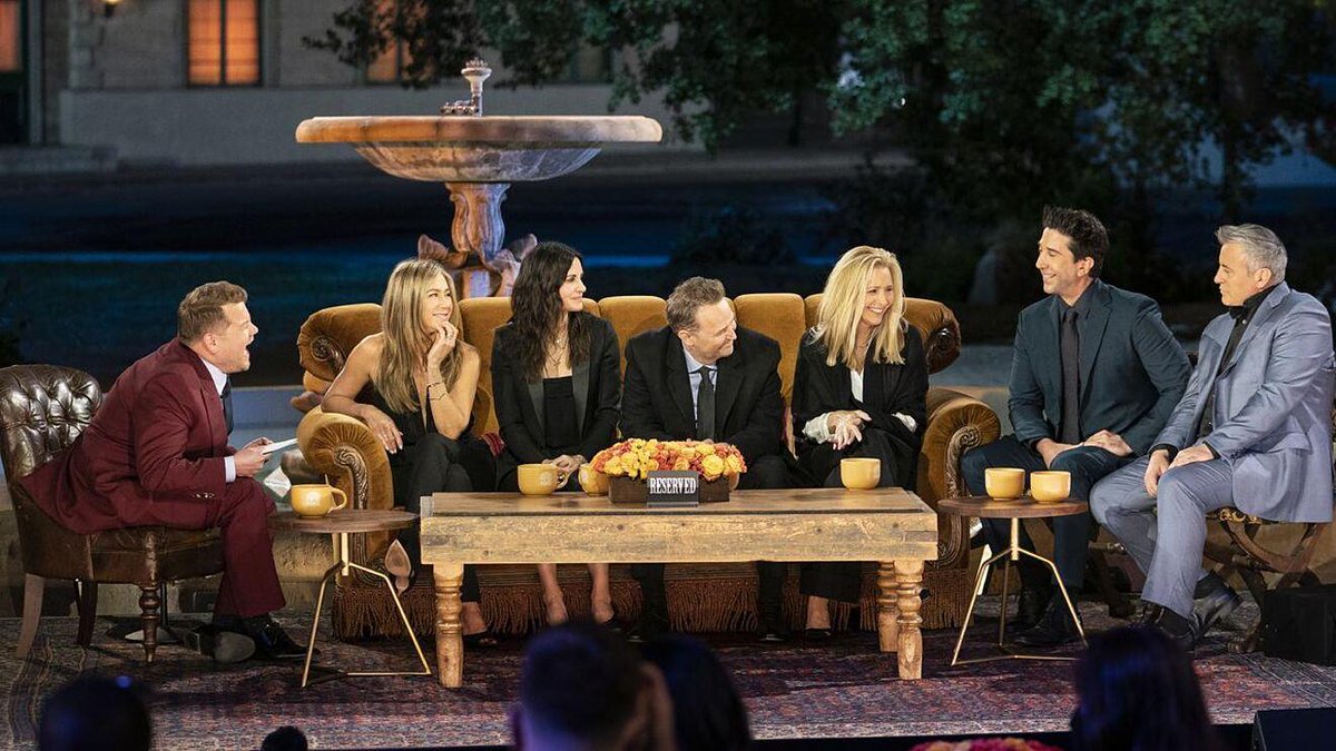 TvOpium's tweet photo. Réunion de « #Friends » 
Me demande : ils les ont tiré au sort, les places ?
Joe est presque en dehors du cadre 😁
#FriendsReunion
Ce sera sur #TF1 https://t.co/iS1R8vDKBO