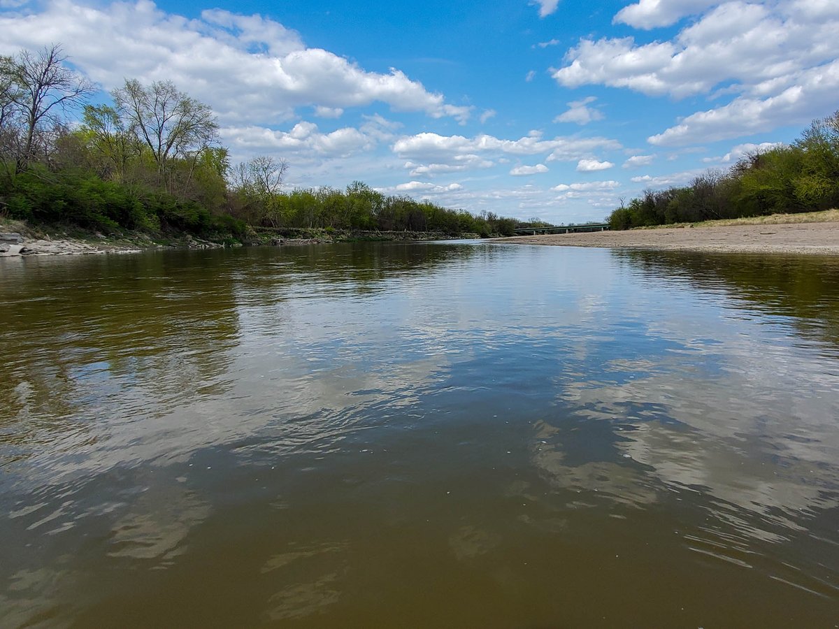 DSMH2O's tweet photo. "Regulated meets unregulated." Jordan Creek travels through urban landscapes & runs clear as it meets up with the Raccoon River, which is brown, turbid & laden w/ soil from upstream. #ThinkDownstreamThursday reminds you that we all have an effect on our water source. https://t.co/h8VR3OFErW