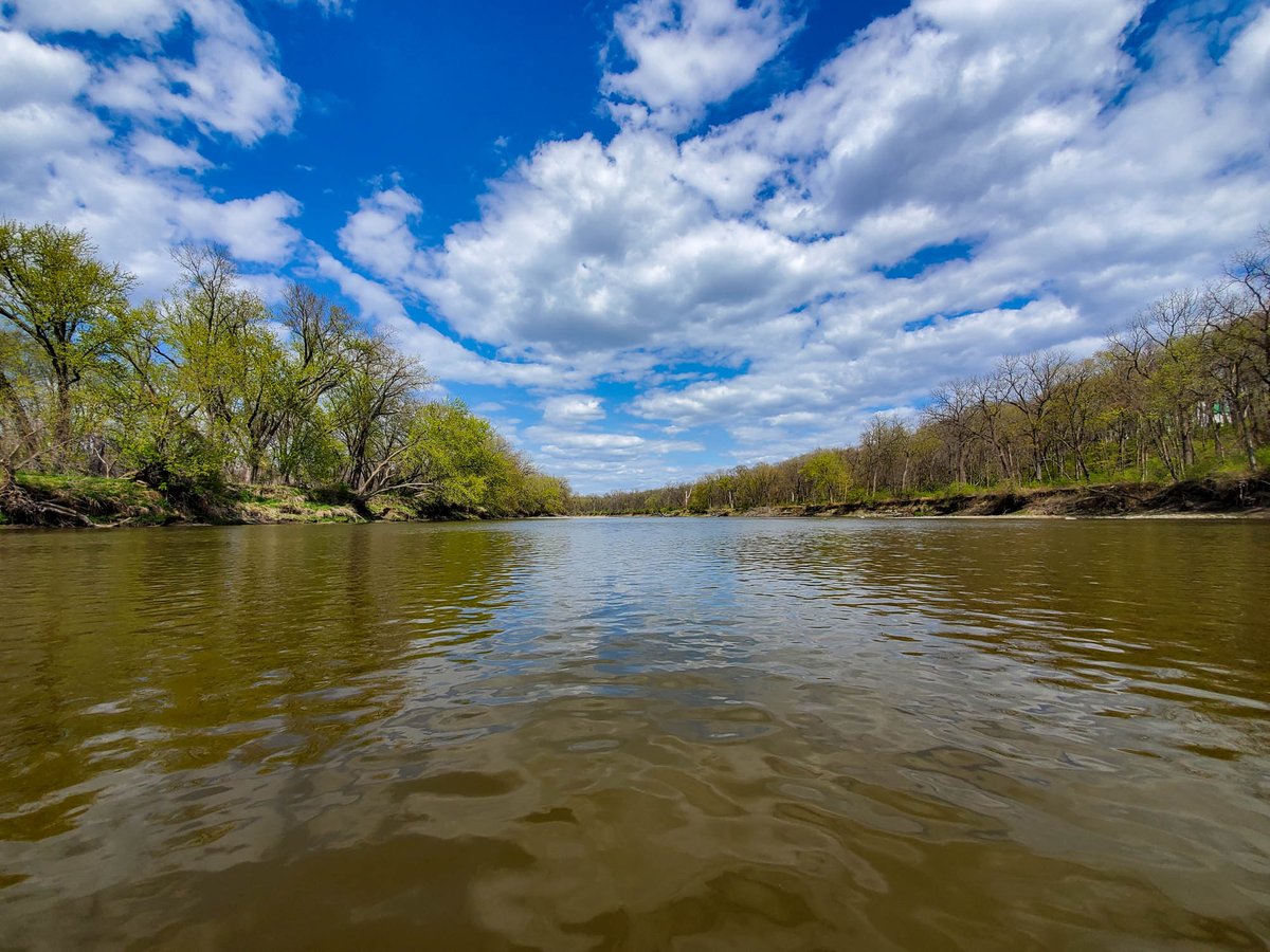 DSMH2O's tweet photo. "Regulated meets unregulated." Jordan Creek travels through urban landscapes & runs clear as it meets up with the Raccoon River, which is brown, turbid & laden w/ soil from upstream. #ThinkDownstreamThursday reminds you that we all have an effect on our water source. https://t.co/h8VR3OFErW