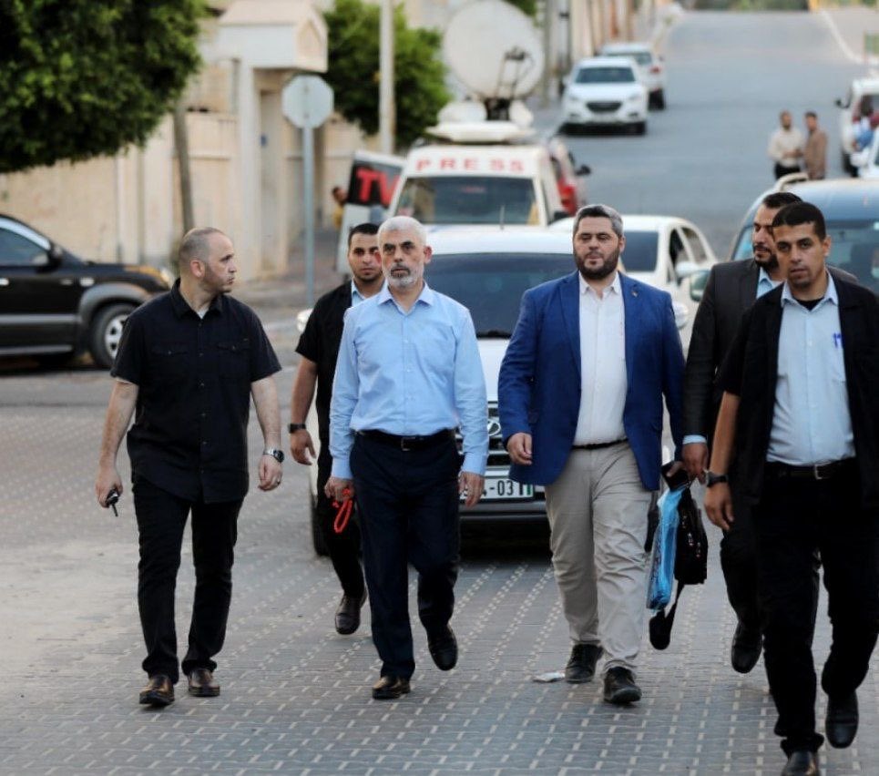 🔻 جدعون ليفي هآرتس العبرية :🔻
عندما رأيت #يحيى_السنوار يخرج للعلن بُعيد وقف إطلاق النار، تأكدت أنه أشجع من بنيامين #نتنياهو وبيني #غانتس.