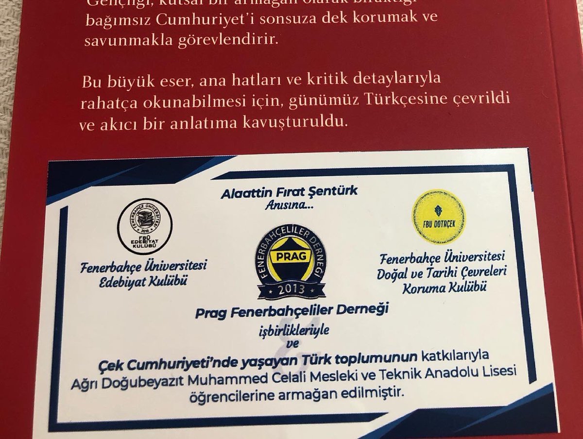 deryasenturk's tweet photo. Fırat hoca mutlu etmeye devam ediyor.💛💙 Bugün @fbuniversitesi ‘nde böyle bir sürprizle karşılandık. Prag Fenerbahçeliler Derneği’ne incelikleri için içtenlikle teşekkür ederiz. Anısını yaşatan, projelerini sürdüren tüm öğrencilerine minnetle 🙏🏻 #İyikiBizimsinFıratBaba ❤️ #FB https://t.co/lOjaKyxqEQ
