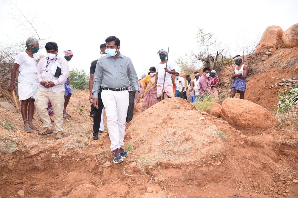 GChandruduIAS's tweet photo. ఉపాధి పనుల్లో అనంతపురం జిల్లా రికార్డ్.. 
కోటి పని దినాలు పూర్తి..
మే, జూన్ మాసాల్లో కూలీలకు కోటి పని దినాలు కల్పించాలని కలెక్టర్లకు @AndhraPradeshCM @ysjagan ఆదేశాలు..
28 రోజుల్లోనే ఆ టార్గెట్ పూర్తి చేసిన అనంతపురం జిల్లా కలెక్టర్ @ChandruduIAS..
@DCsofIndia @IASassociation https://t.co/L0NAEGUFM9