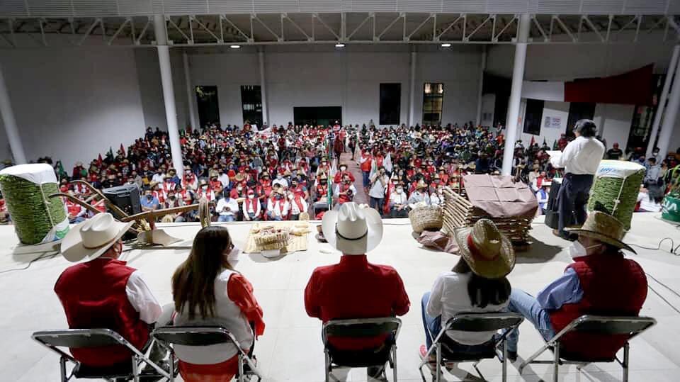 AliciaRobles_Ac's tweet photo. Bienvenido a Milpa Alta, @hernandezderas, líder nacional de la CNC. Nos hermana el amor por la tierra; sabremos corresponder, colocaremos a nuestra querida alcaldía, como un lugar próspero e igualitario.

#VaPorMilpaAlta
Va por un lugar de oportunidades ¡Vamos a ganar! https://t.co/RcrdvmNtY0