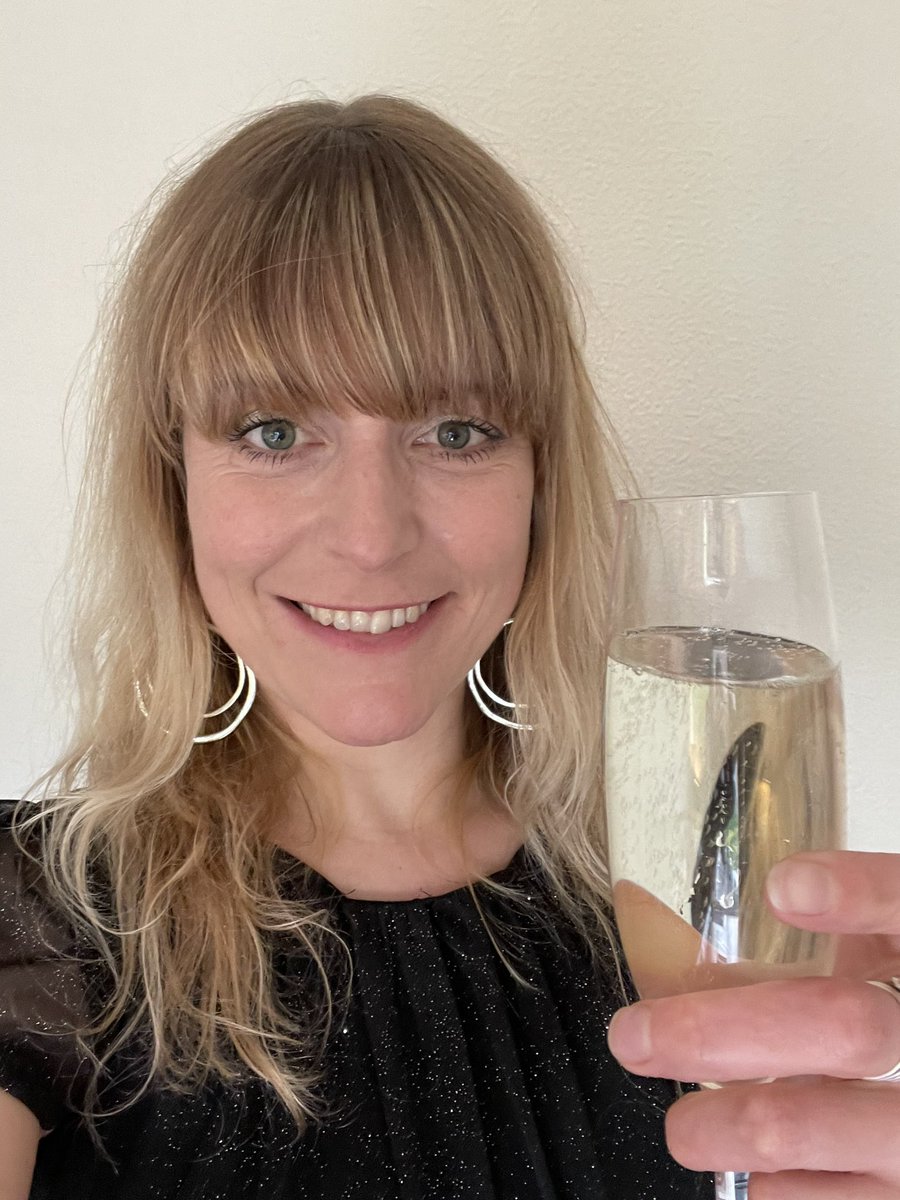 I’m all ready - donning that sparkly outfit as requested by @cressidalanglan Let the @FFFoodAwards party begin 🥂🥰
