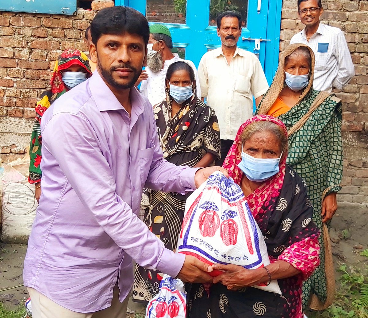 mba_bd's tweet photo. COVID-19 Program of at 2021 of @mba_bd has distributed commodity supported to the Covid 19 community people. In presence of honorable Founder President @AYMSaifulIslam1
residents of the Community people  who needs groceries and other essentials goods is distributed to them https://t.co/sTGtmhEC1J