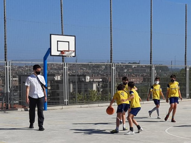 gaztelueta's tweet photo. Los alumnos de 6º de #Primaria celebran su #PasodelEcuador por todo lo alto.
🔸Santa Misa
🔹Foto de promoción por clases
🔸Deporte intenso
🔹Comida especial + discursos del director y secretarios
🔸Proyección de una película
Os queda la mitad del trayecto, ¡aprovechadlo! https://t.co/D7mtbWToqi