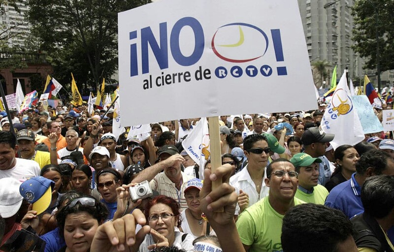 ElZulianoWeb's tweet photo. #27 May 14 años del cierre de Radio Caracas Televisión (RCTV) https://t.co/IGgUV9dWjV 
#RCTV
@rctv
Pasante UNICA: @CarlosBolvarMa1 https://t.co/H1lx4wko0X