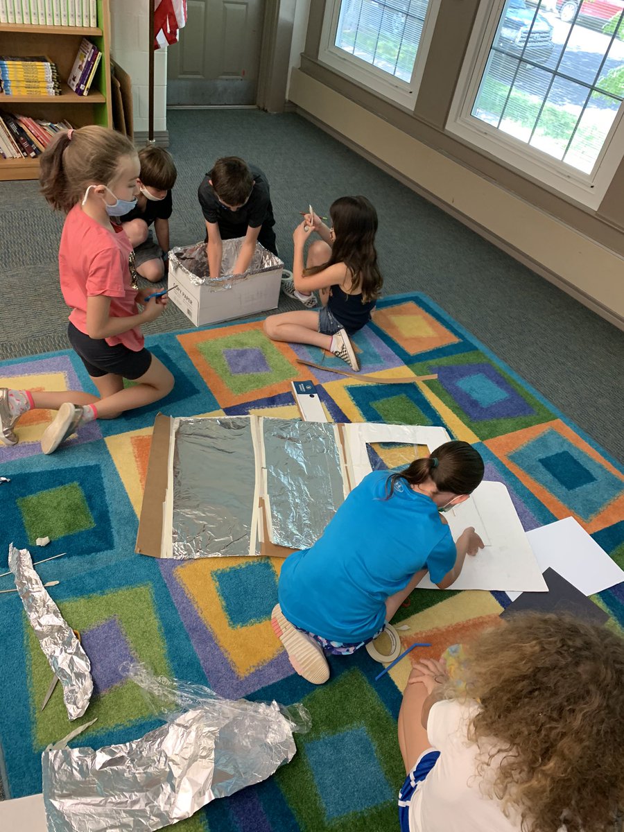 MrsMayer_TG's tweet photo. Teamwork makes the dream work! 4K and 4S worked together to make solar ovens and tomorrow we will see if we can melt some marshmallows! @SingJillian @TollGateGrammar https://t.co/XPz68KLB6h