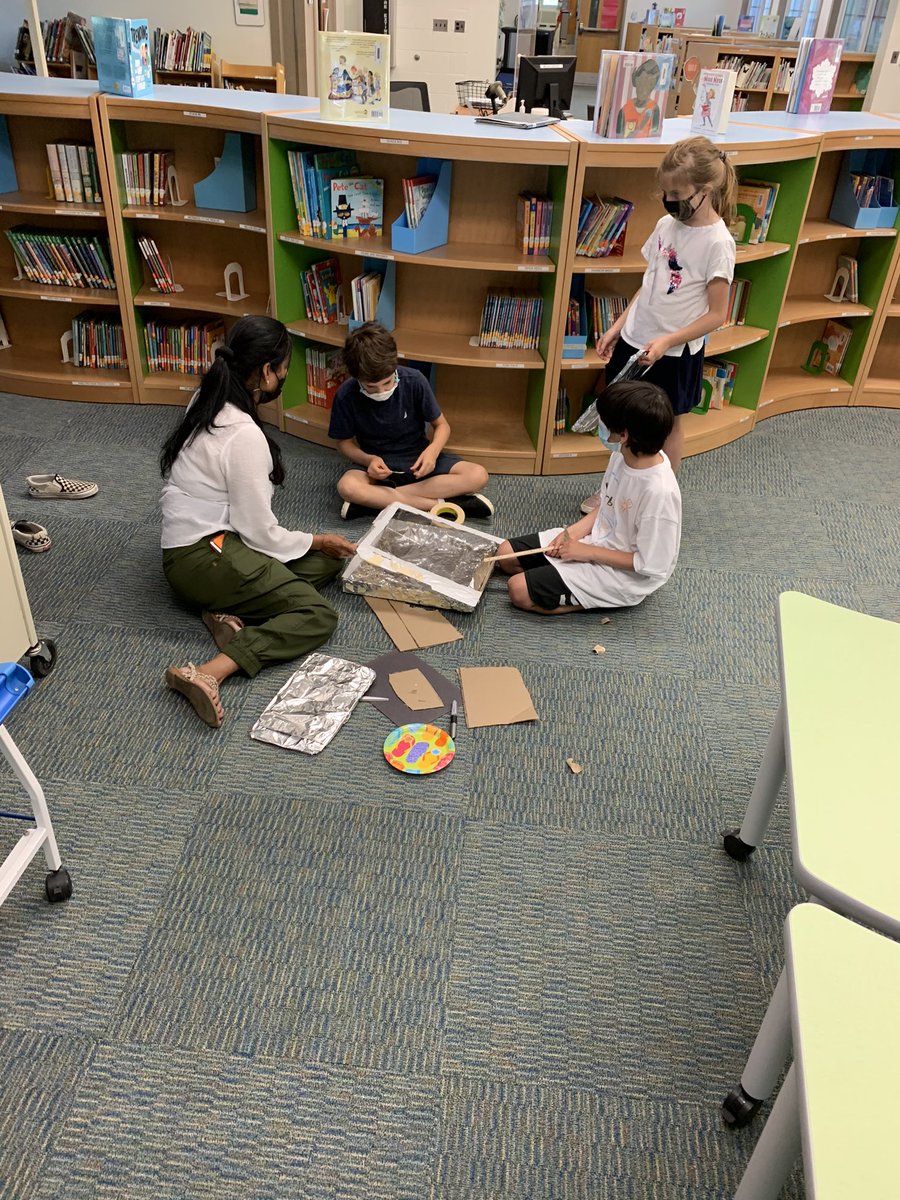 MrsMayer_TG's tweet photo. Teamwork makes the dream work! 4K and 4S worked together to make solar ovens and tomorrow we will see if we can melt some marshmallows! @SingJillian @TollGateGrammar https://t.co/XPz68KLB6h