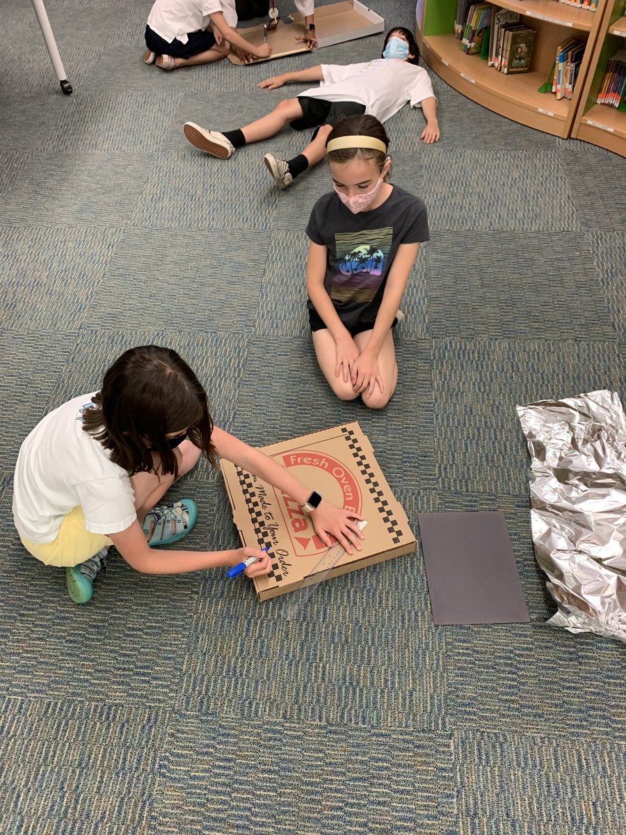 MrsMayer_TG's tweet photo. Teamwork makes the dream work! 4K and 4S worked together to make solar ovens and tomorrow we will see if we can melt some marshmallows! @SingJillian @TollGateGrammar https://t.co/XPz68KLB6h