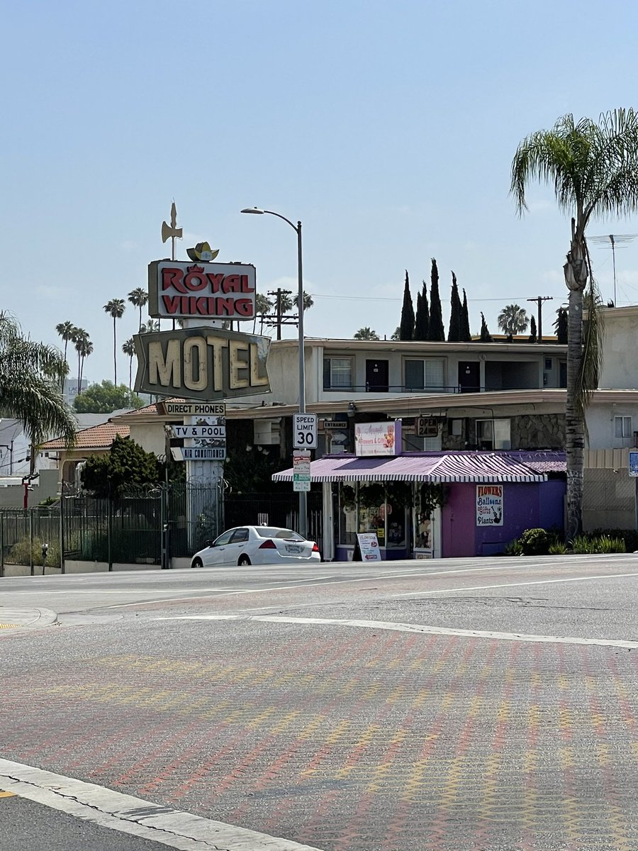 I have always wondered where Cikings stayed upon taking a holiday in Los Angeles. I also like that the royalty isn’t so high-fallutin’ that they take respite in a motel. #Vikings #motel #LosAngeles
