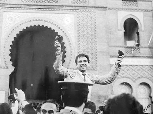 Hoy hace 49 años (casi medio siglo) última salida de un diestro mexicano por la Puerta Grande de <a href="/LasVentas/">Plaza de Las Ventas</a>. Fue Eloy Cavazos (había salido el año 1971 también) alternando con José Fuentes y Fermín Murillo cortó 2 orejas al 6º de Amalia Pérez Tabernero portaltaurino.net/enciclopedia/d…