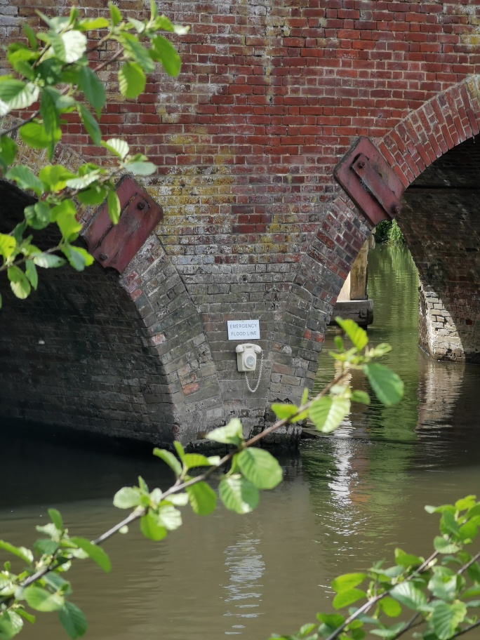Wokingham Borough Council is trying to find out who stuck this phone to #Sonning Bridge.

The council says for flooding concerns people should call Floodline on 03459881188 but not from this phone! 📞

📸: <a href="/WokinghamBC/">Wokingham Borough Council</a>