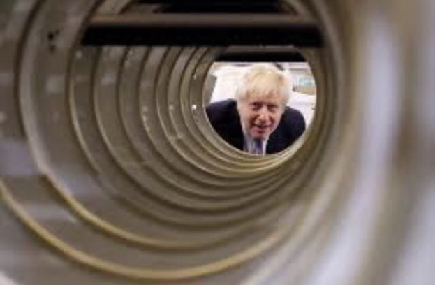 NoContextBrits's tweet image. The new Bond film looks a bit shit.