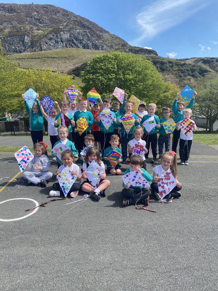 Manod_AR's tweet photo. P’nawn llawn hwyl yn hedfan y barcutiaid maent wedi bod wrthi’n brysur yn eu cynllunio a chreu🪁 GWYCH! #cyfnodsylfaen #eyfs #barcud #kite #gwyddoniaethathechnoleg #dysguawyragored @alfrescolearn lots of fun flying the kites they have worked so hard to design and make 🪁FAB! https://t.co/LZsu9S1gme