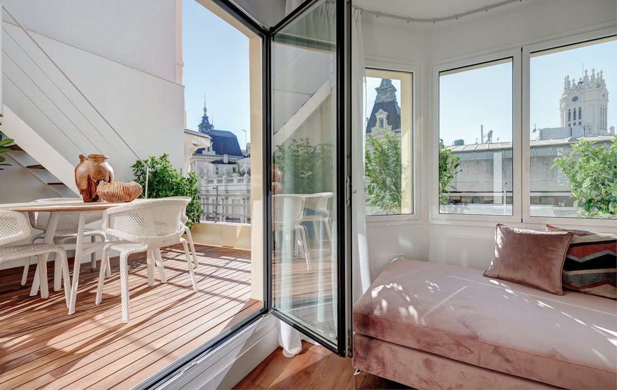 Los cielos azules y el sol han llegado para quedarse y no hay nada como una terraza para poder disfrutarlos a tope. Pero una terraza como esta, a dos alturas y junto a la Puerta de Alcalá es todo un #LujoUrbano al más puro estilo UXBAN #madrid

Te imaginas viviendo aquí?