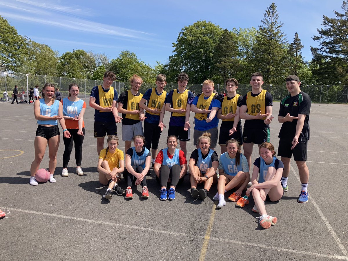 QEHSPE5X60's tweet photo. What an awesome group of yr 13 pupils going to miss them. Nice to finish with a boys v girls netball game today.  👍👏👏 https://t.co/mtdWKEeqvj