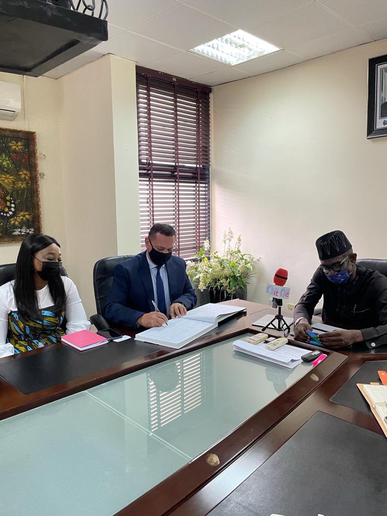 RealAbbaBello's tweet photo. Our deliberations centered  on creating content for promoting Nigeria’s non-oil export sector, sensitization for the Women &amp; Youth Export Facility and export facilitation in the creative &amp; entertainment industry. 
#WAYEF #NigerianCreativeArtsandEntertainment
#NonOilExports https://t.co/m21uJO636j