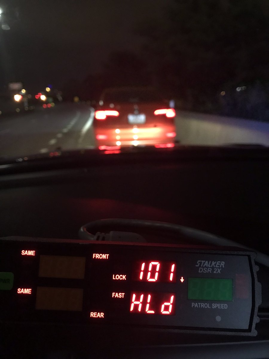 KHPEnEspanol's tweet photo. Las altas velocidades junto con las carreteras mojadas son una combinación peligrosa. Un montón de buenos coches chocando contra la barrera. La mayoría de las veces, la barrera siempre gana. @kshighwaypatrol https://t.co/jlGEjGQE4m