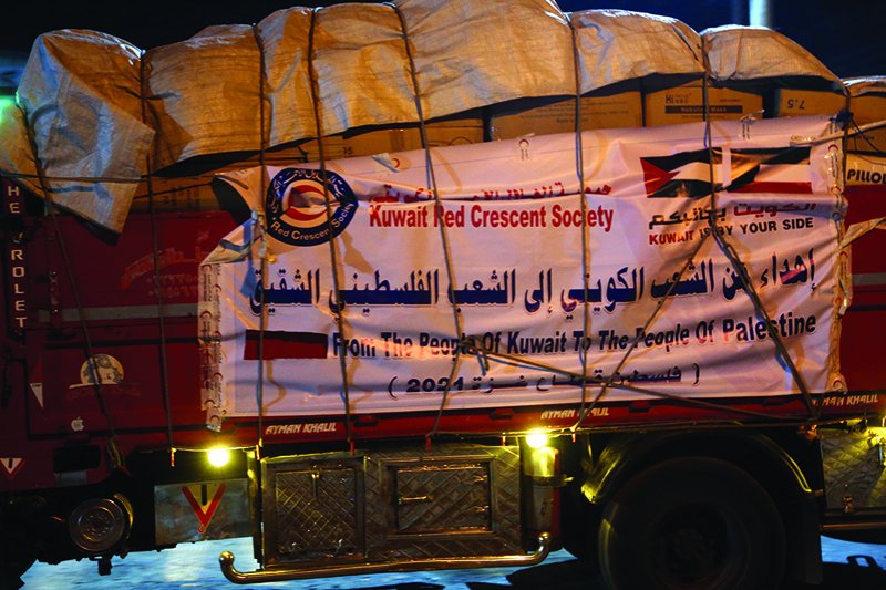 kuwaittimesnews's tweet photo. Kuwaiti urgent aid convoy arrives in Gaza Strip: KRCS https://t.co/hIP7dGfD20 via @kuwaittimesnews
#Kuwaitaid #humanitarianaid #KRCS #MedicalSupplies #Gaza https://t.co/L8EwjaNaTq