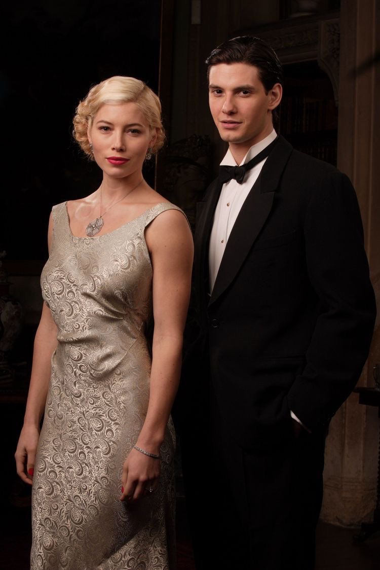 Tiggy 舞台は19年代頃 イギリスのお屋敷 若い息子ジョン ベン バーンズ が突然 アメリカ人の年上未亡人ラリータ ジェシカ ビール と結婚し 2人で屋敷に帰って来る ラリータと彼女をよく思わないジョンの母 妹たちとの間で様々なトラブルが