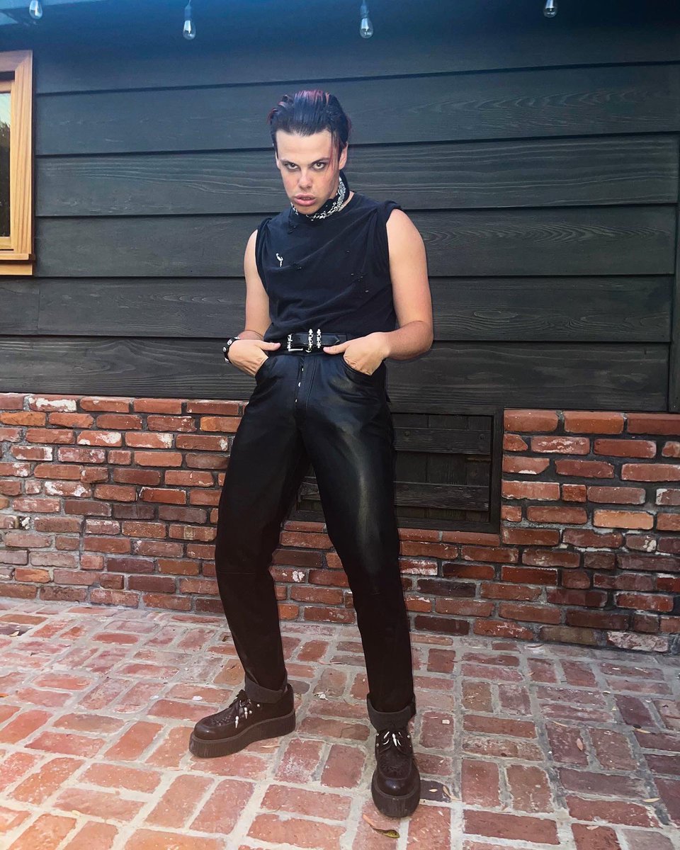 yungblud's tweet photo. 🖤+🩸= ??? https://t.co/qfmnD8f43A