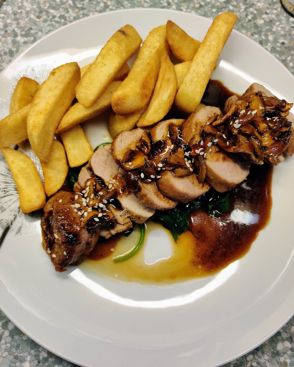 PoetSimon's tweet photo. Maple glazed pork fillet with spinach and FAT chips #food #foodporn #homecooked #IMadeThis #homemade #fresh #foodforce #pork #maple #spinach #FATchips https://t.co/nKThwiV7XJ