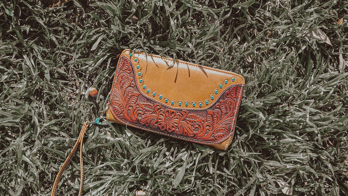 TheBootJackSC's tweet image. The clutch that goes with every summer outfit. 
#bootjack #chs