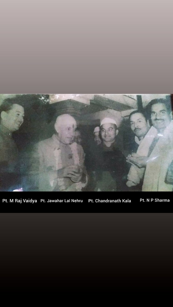 आजाद भारत के प्रथम भारत के जनमानस के सबसे लोकप्रिय प्रधानमंत्री पंडित नेहरू की पुण्यतिथि पे नमन।🌹🙏 आनंद भवन में  प्रयागराज के तीर्थपुरोहितो का सम्मान करते हुए पंडित नेहरू के साथ- पंडित चंद्रनाथ काला, पंडित नारायण प्रसाद शर्मा,पंडित माधव राज वैद्य। <a href="/INCIndia/">Congress</a> <a href="/IYC/">Indian Youth Congress</a> <a href="/RahulGandhi/">Rahul Gandhi</a>