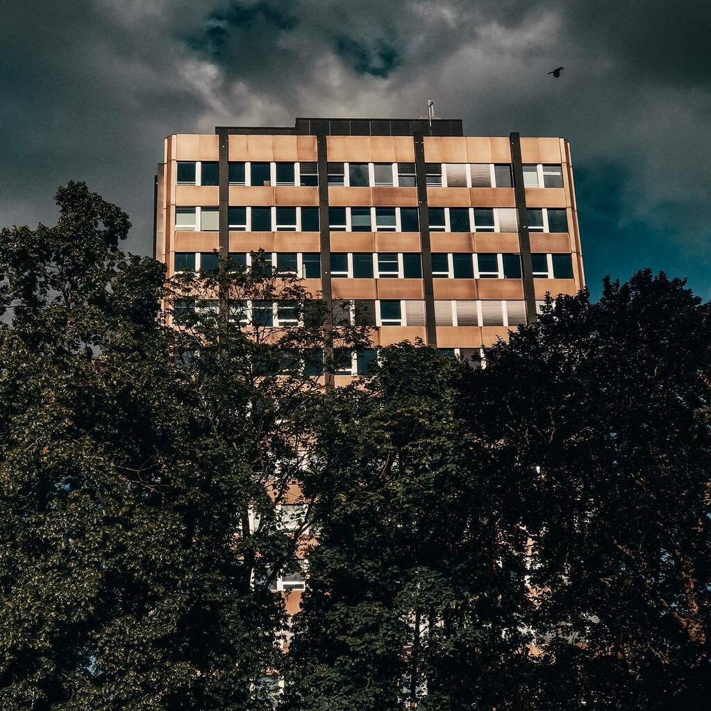 franz_engels's tweet photo. *** Allresto Kongresszentrum Bern *** #bärnihadigärn #berncity #bern #kocherpark #shotoniphone #inlovewithswitzerland #cityscape #natgeoyourshot #destinationearth #iloveswitzerland #shotoniphone #exploreswitzerland #earthoffical #thebestofswitzerland #b… https://t.co/MQTA323vPP https://t.co/eOEivbqbMv